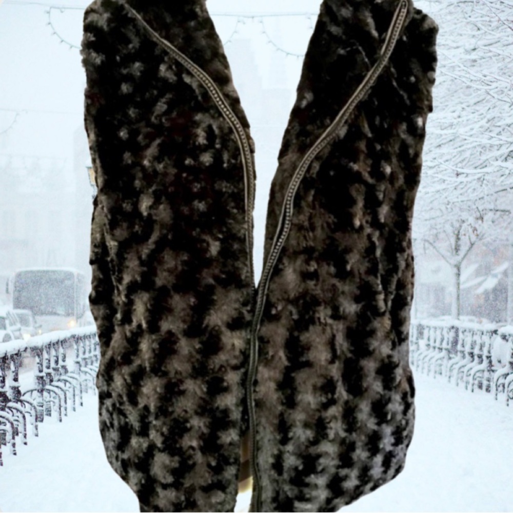 GORGEOUS SNUGGLY Black fluffy vest so soft and cozy! Amazingng vibrant looking
